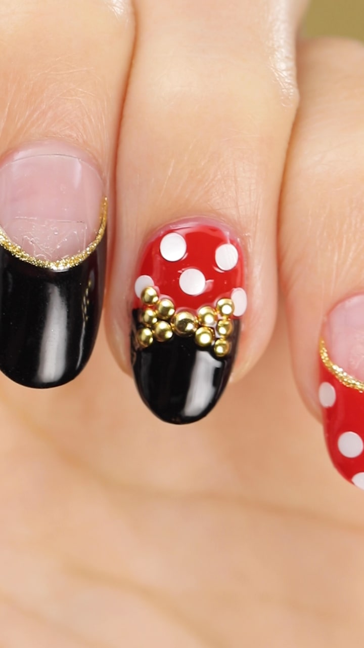 リボンがアクセントに♡セルフで赤ドットネイル