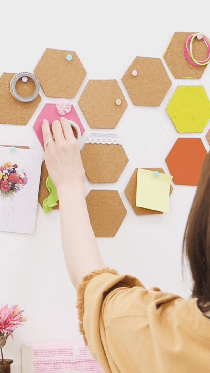 忙しガールの必需品♪壁面コルクでパパっと整理しよう♪