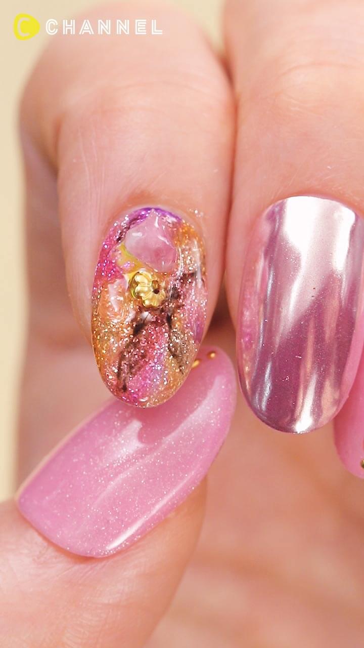 元気カラーで気分が上がる♪ピンククォーツネイル