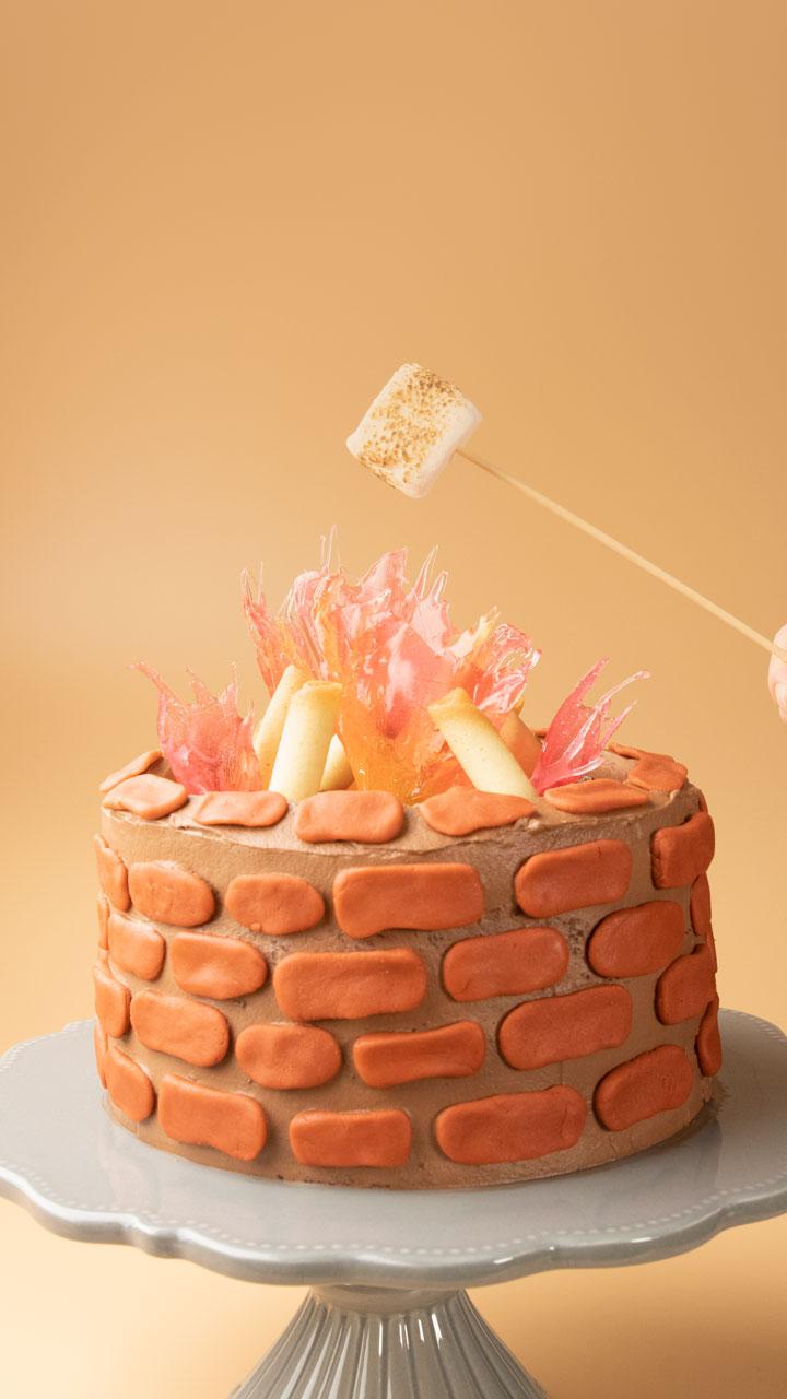 ケーキが燃えてる?! キャンプファイヤーケーキ