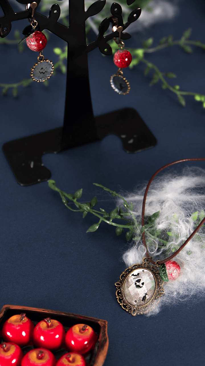 妖しくきらめく☆邪悪な女王のモチーフペンダント