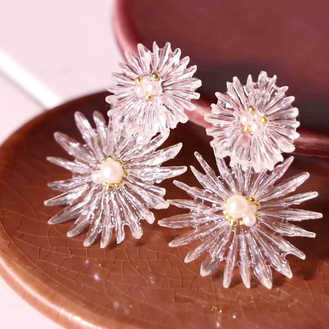 儚く消えそうな繊細さ　「氷の花ピアス」