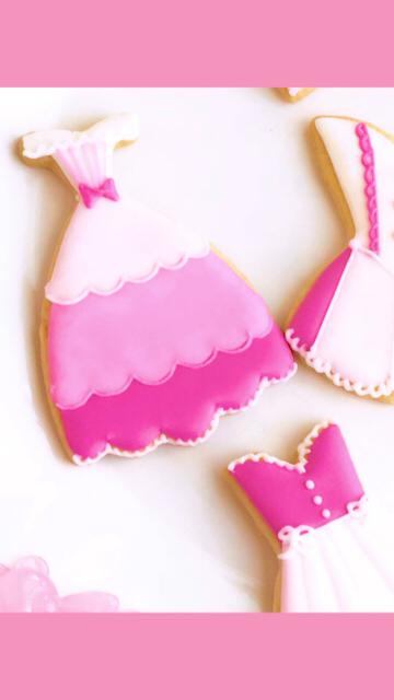 3色のピンクを使ったグラデーションカラーのドレスクッキー