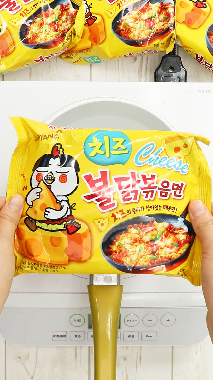 韓国で話題の♡チーズブルダック炒め麺でカルボナーラ