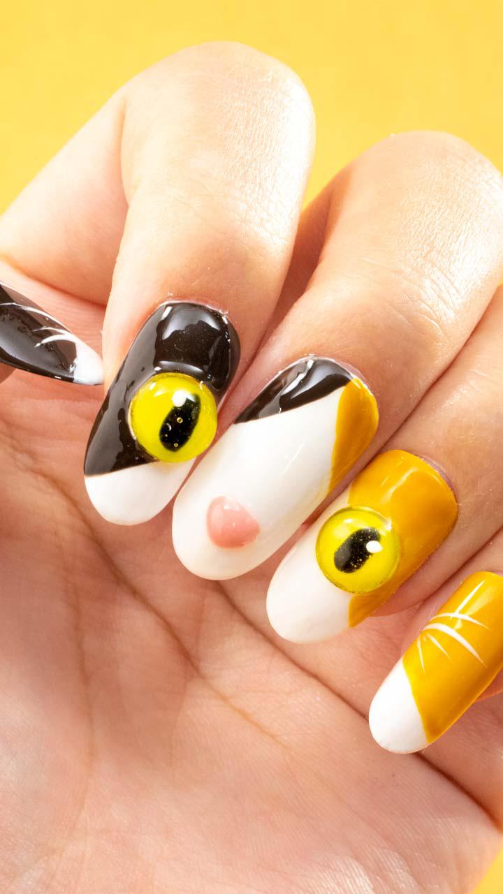 ５本の指を合わせると...!?  まん丸おめめの三毛猫ネイル