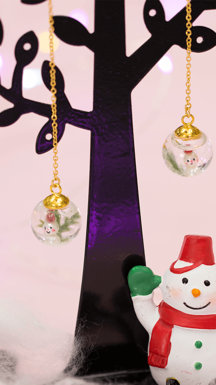 雪だるまが耳元で微笑む スノードームをイヤリングに