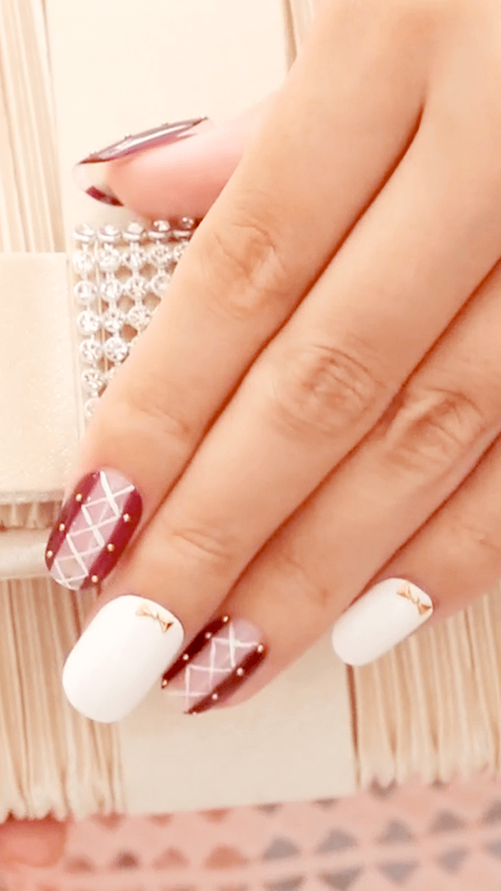 お家でできる♡透け感が女性らしいレースネイル