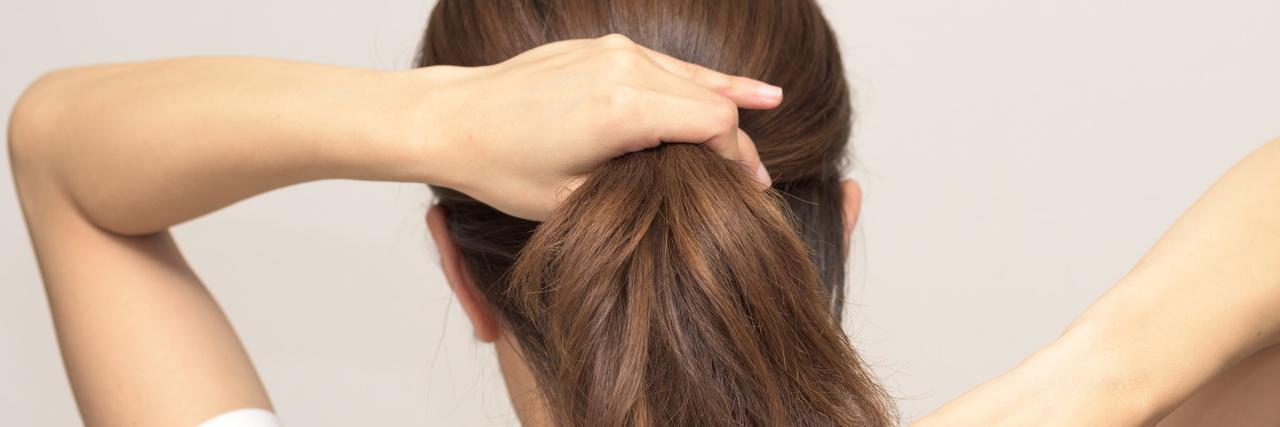 こなれ感たっぷり！ルーズなポニーテールで大人な雰囲気に♡