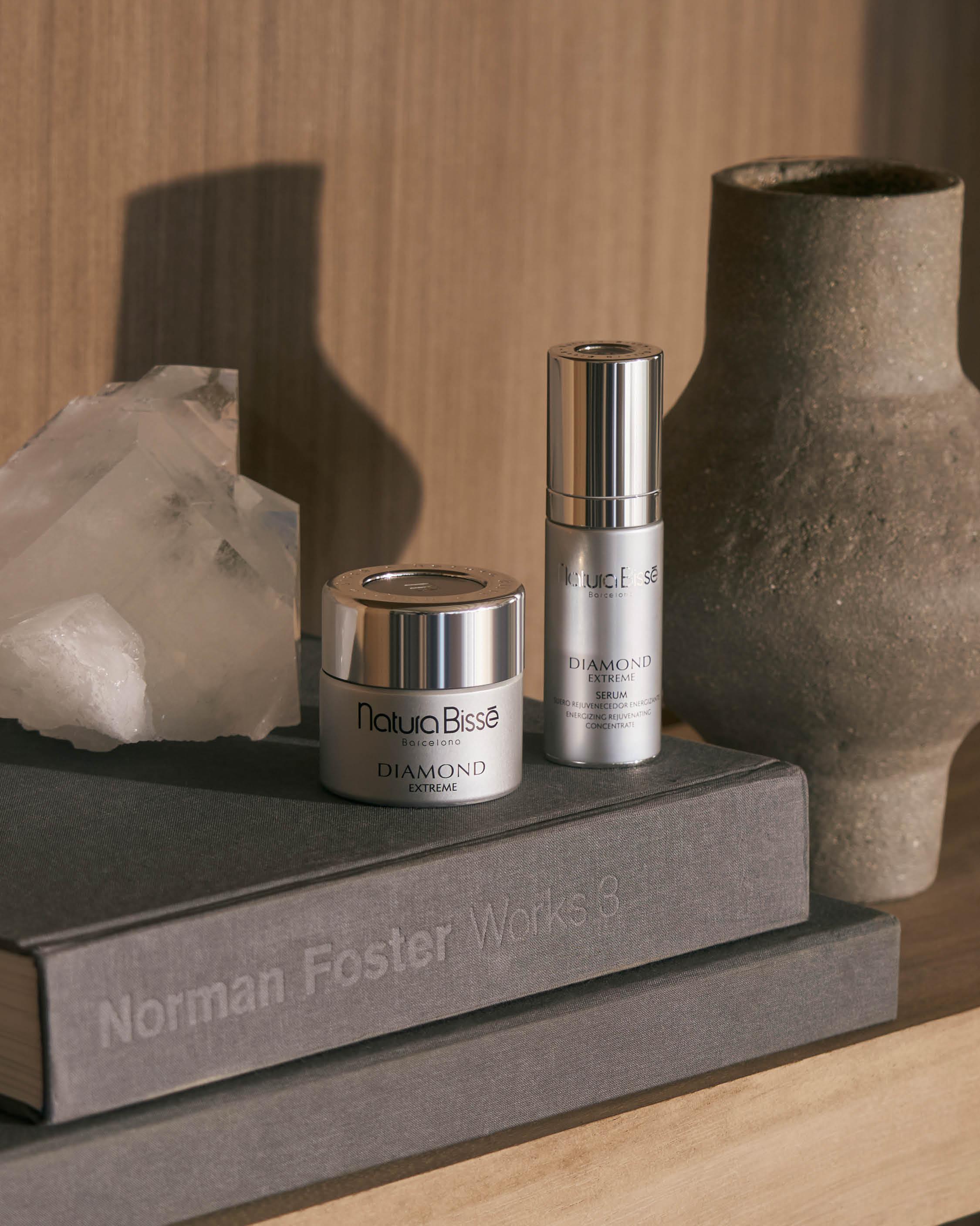 =10/10 APOTHECARY 以能量轉換的接力模式 夜 .以. 繼. 日. Natura Bissé 鑽石極緻賦活特效精華