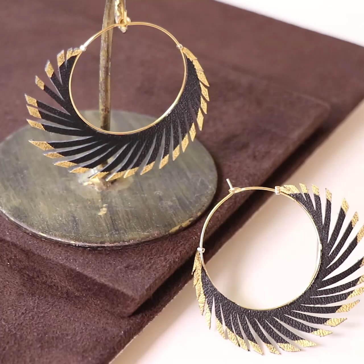 秋冬に大活躍「レザーピアス」