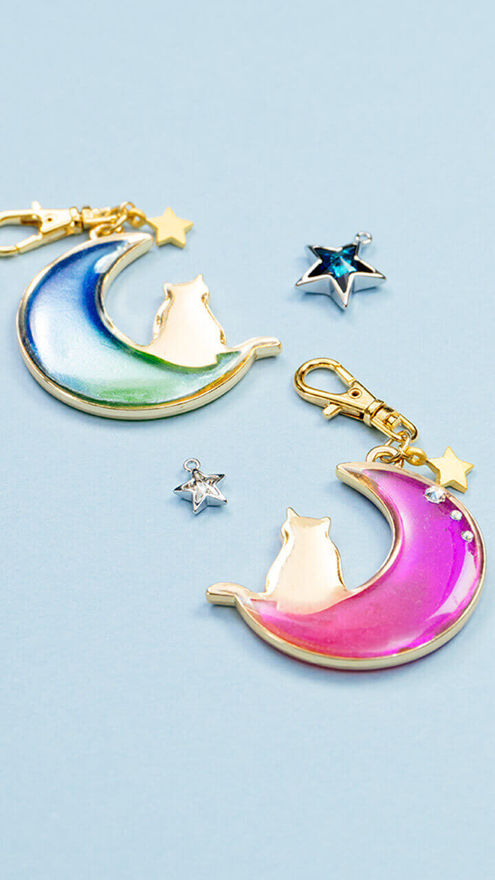 不思議なパウダーで一味違った仕上がりに！オーロラムーンのキーホルダー