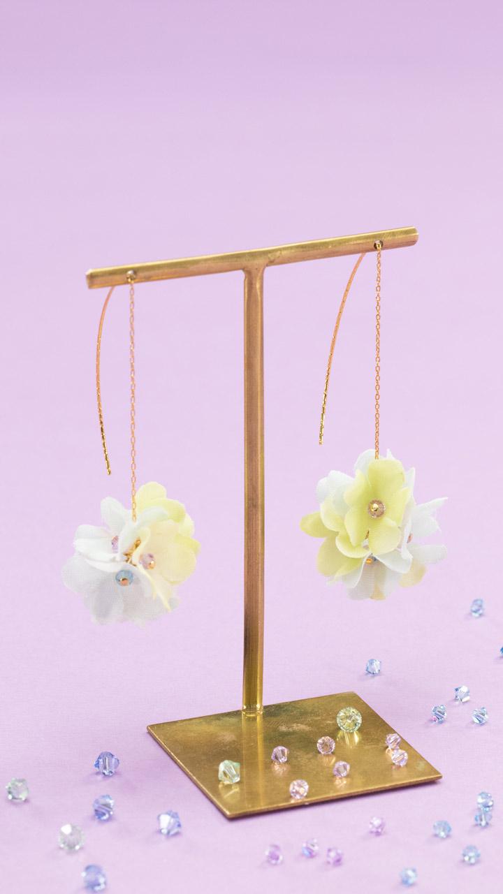 ニュアンスカラーで作る大人可愛いフラワーピアス