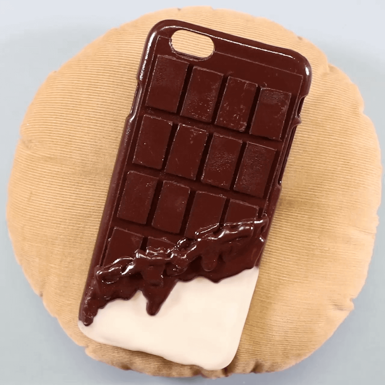 思わずかじりたくなる♩「とろけるチョコのスマホケース」