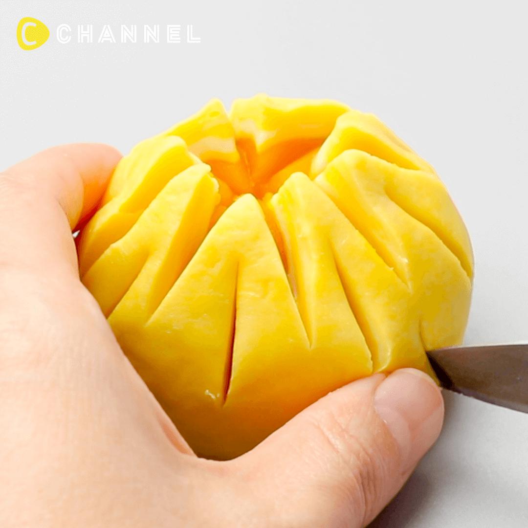 揚げると花開く!?美しいスイーツ♡「菊の花パイ」