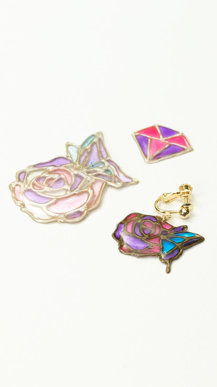 ステンドグラスのようなアクセサリーが作れちゃう♡メタリックライナー