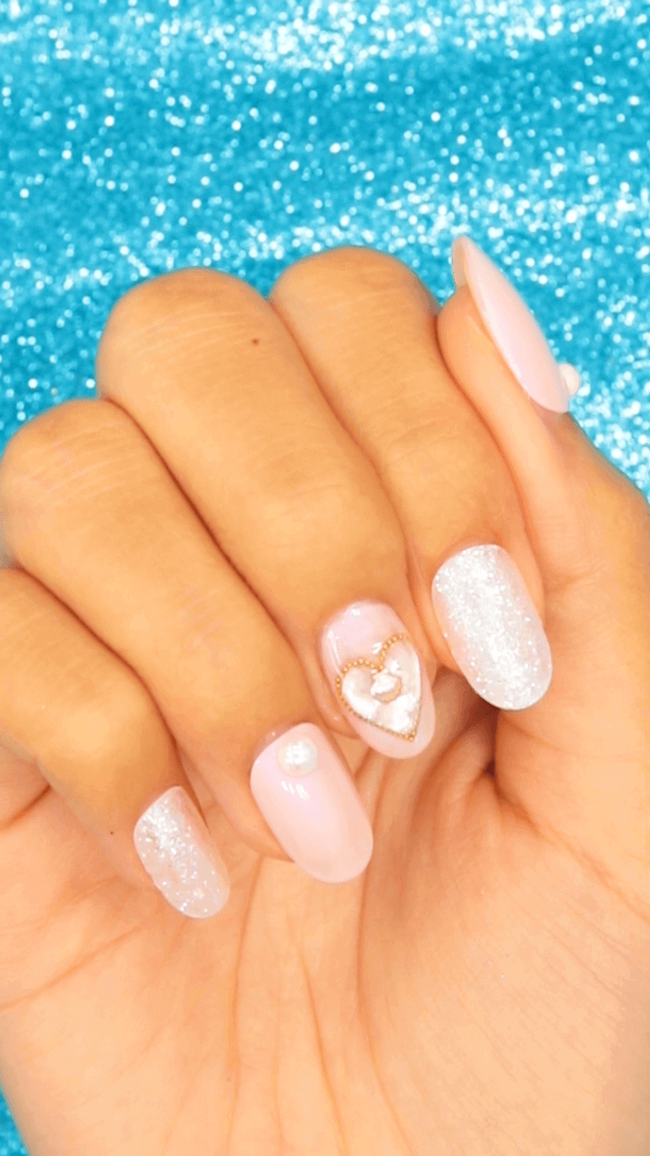 シェルのきらめきがロマンティック♡ぷっくりハートネイル