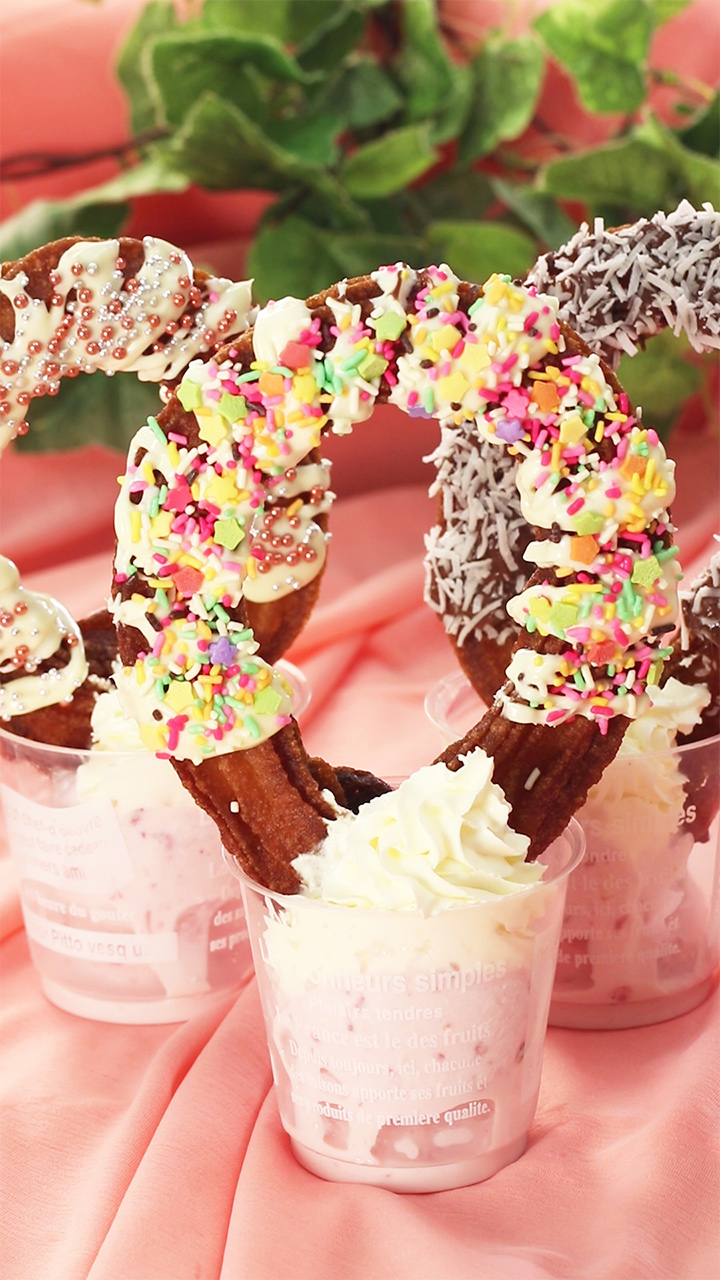 写真映えしすぎ♡レインボーチュロス