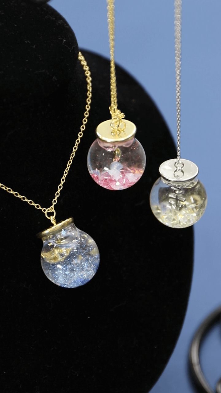 夜空をぎゅっと閉じ込めて♪ゆらゆらキラめく「スノードームネックレス」が綺麗すぎる