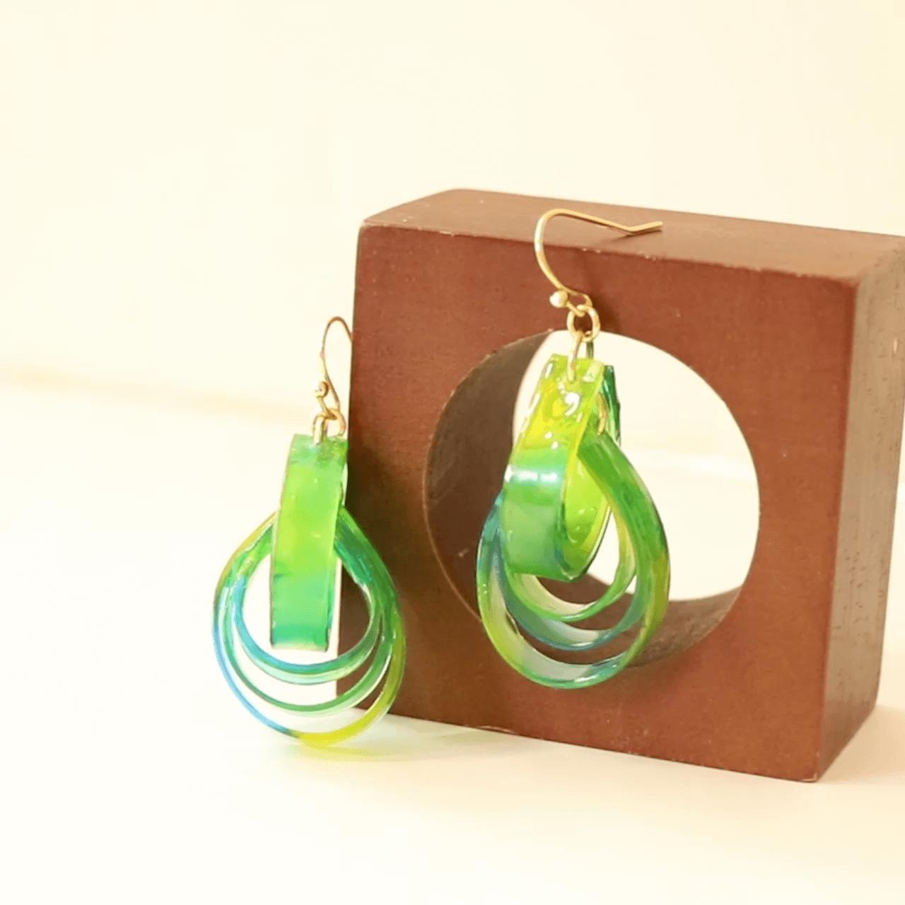 重なる層の美しさ 「レジンシートピアス」