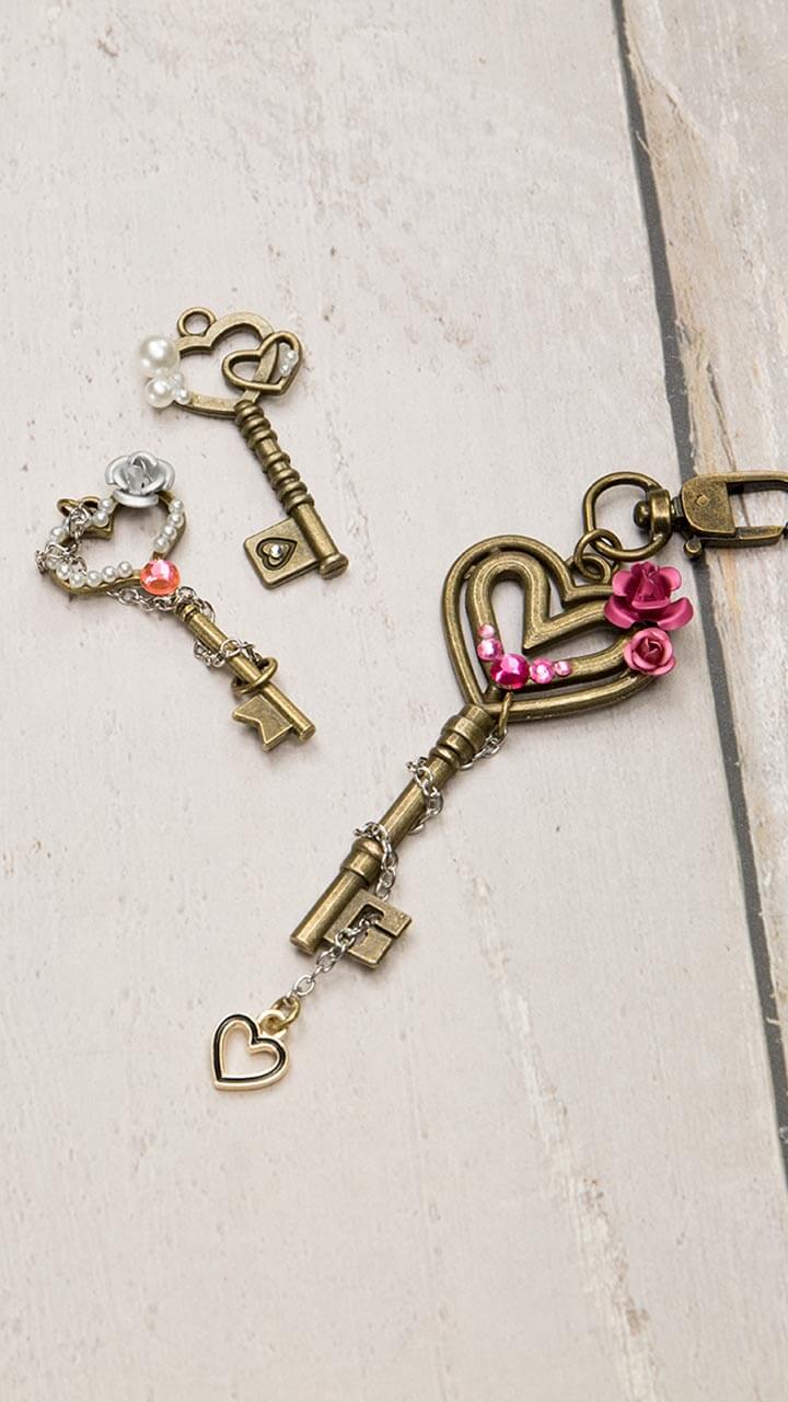 アンティークな雰囲気がカワイイ♡鍵モチーフチャーム