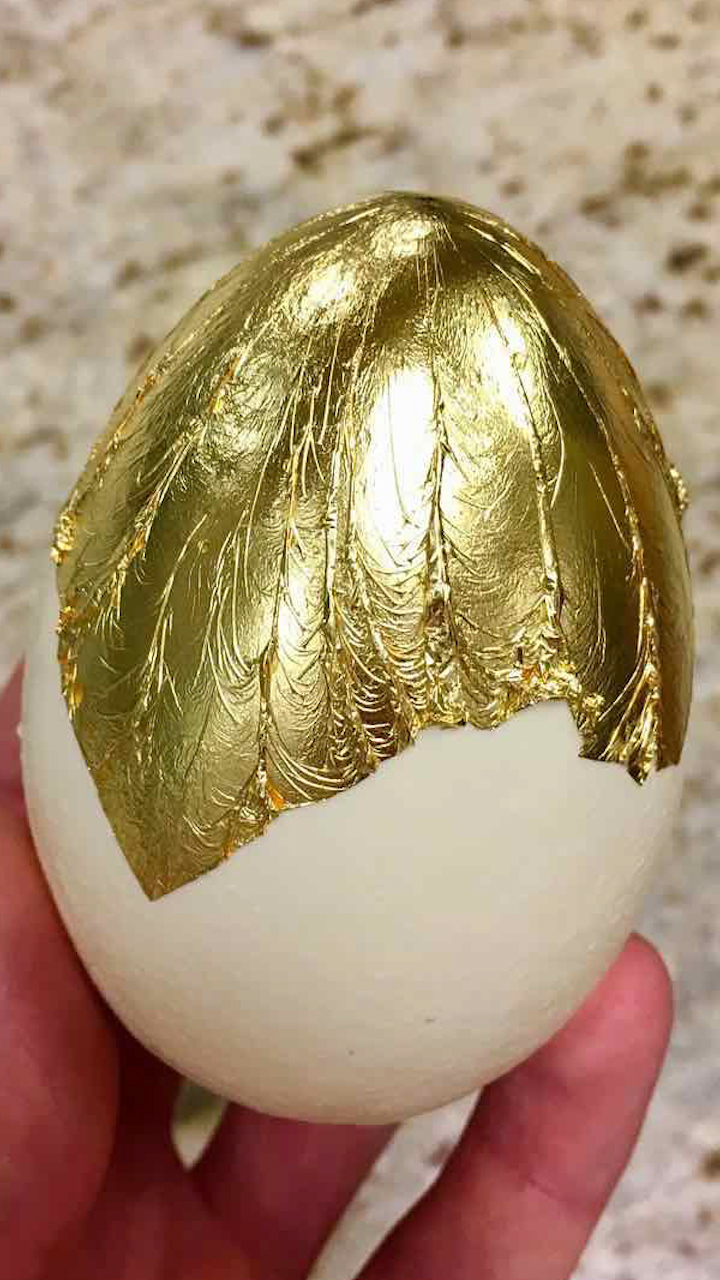 チョコエッグって知ってる？ たまごの形のチョコレートがかわいい