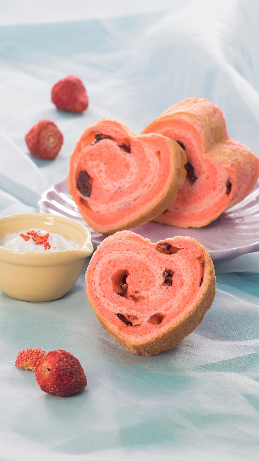 2種のベリーがアクセント！ぐるぐる ハートブレッド♡