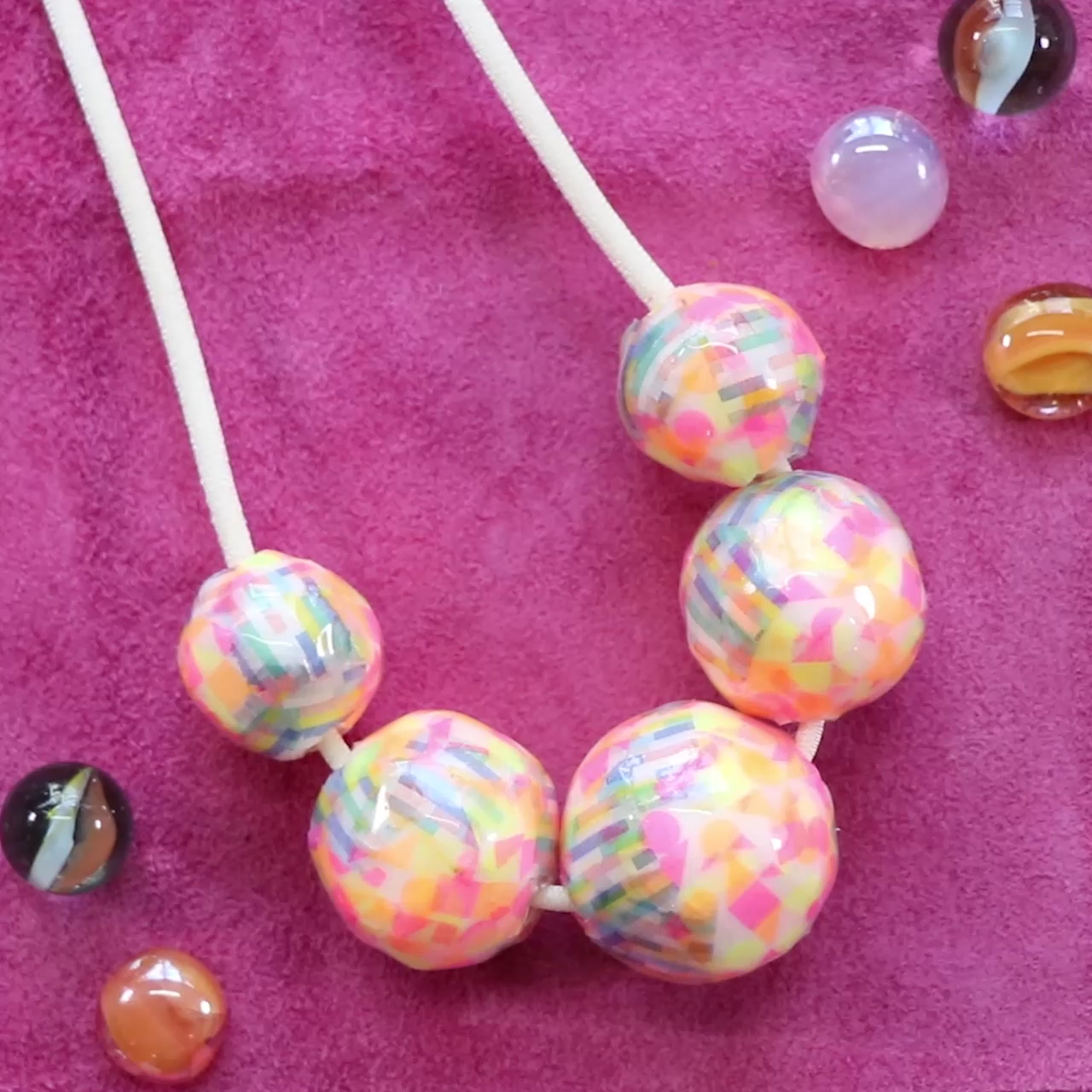 軽くてポップ♪「マスキングボールのネックレス」