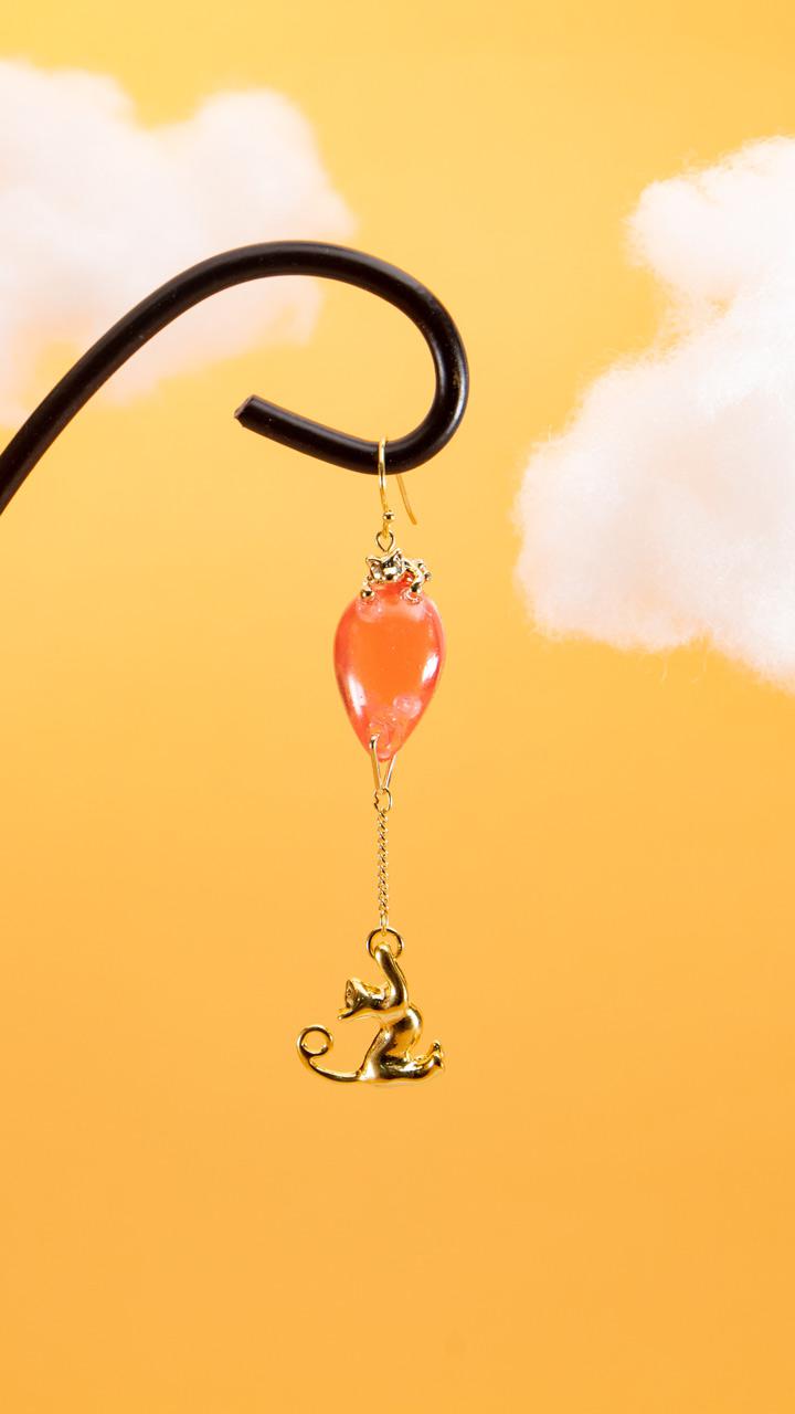 お空に飛んでく子猫と風船！？ママ猫の救出作戦！