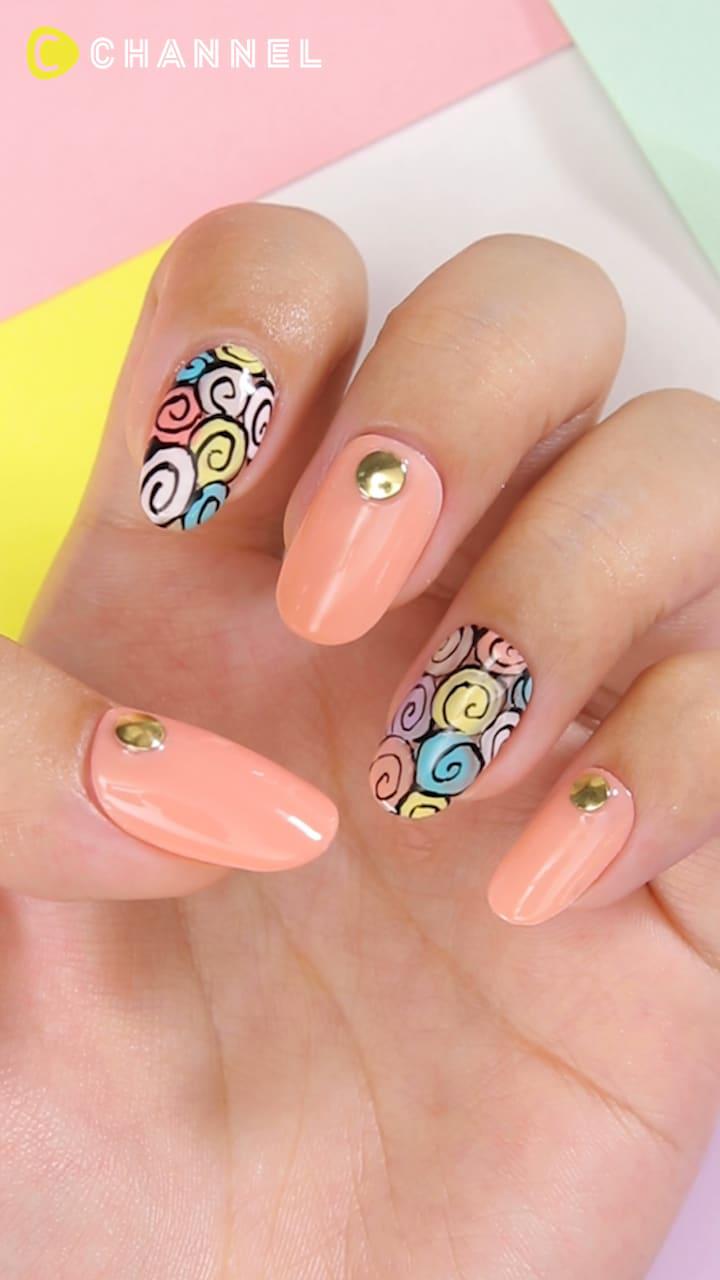 カラフルでポップな渦巻きネイル