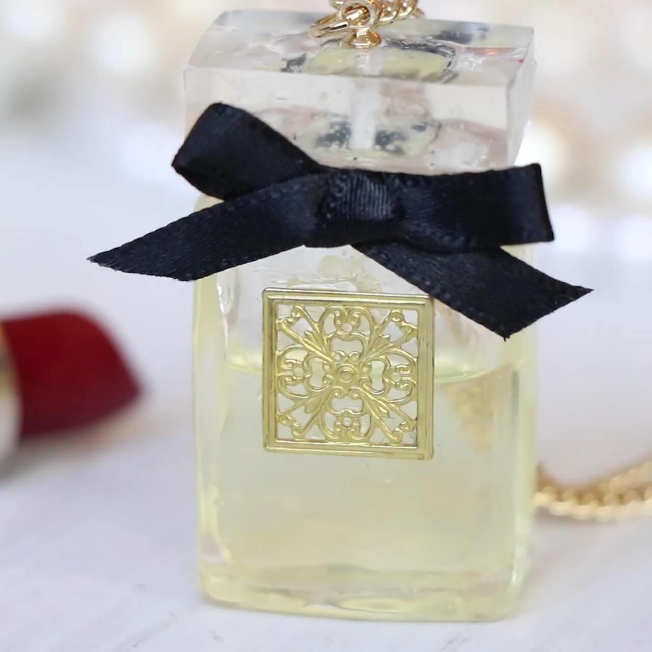 さらにオシャレに☆「香水瓶のバッグチャーム」