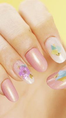 お花とホログラムが実はマッチする♡ネオボタニカルネイル