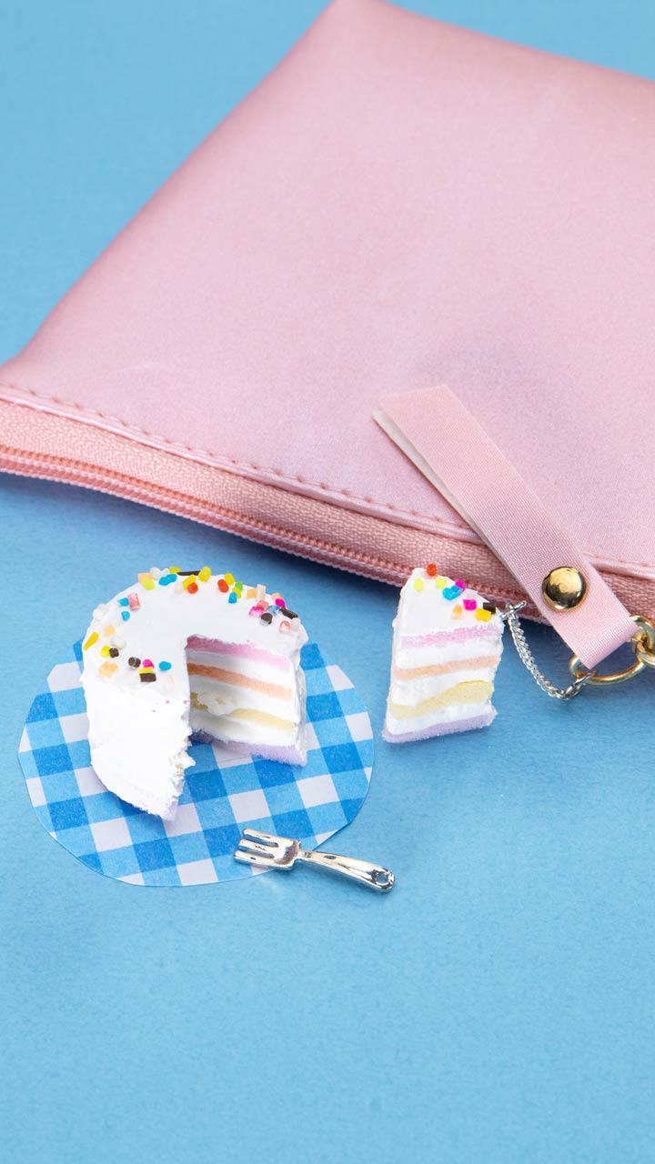 まるで夢みたい！ポップで可愛いミニチュアレインボーケーキ