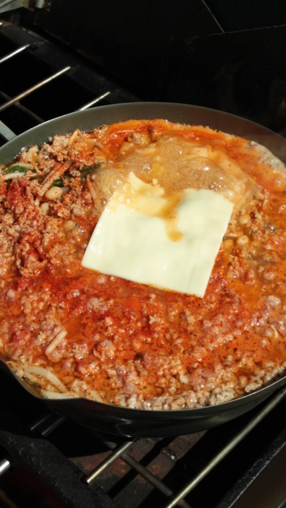 BBQで韓国本場の味を実現♪辛ラーメンで簡単！プデ(部隊)チゲ♡