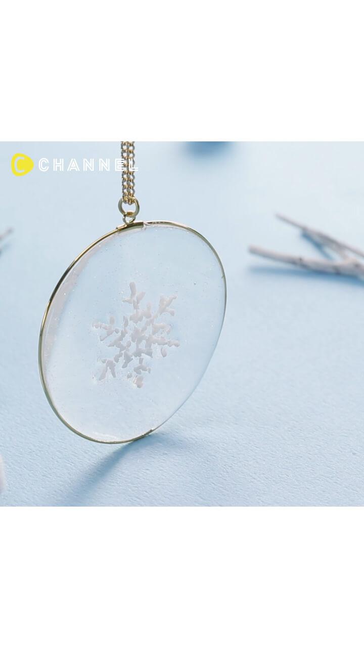 透け感がきれい☆雪降るスノーフレークネックレス