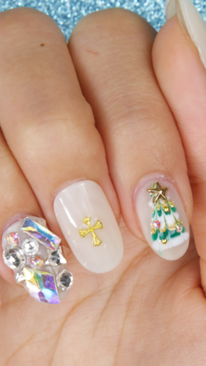 細筆で簡単かわいい♡ピーコックツリーネイル