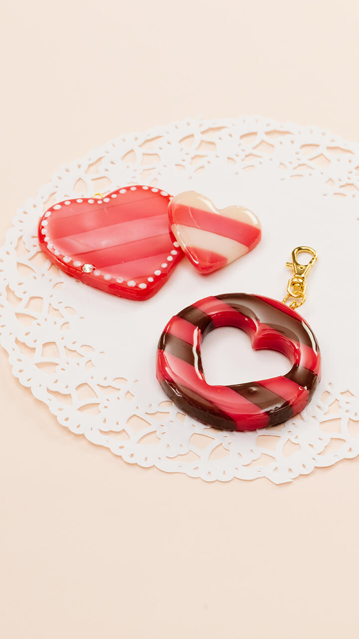 ポップカラーの縞々がキュート♡ストライプハートチャーム