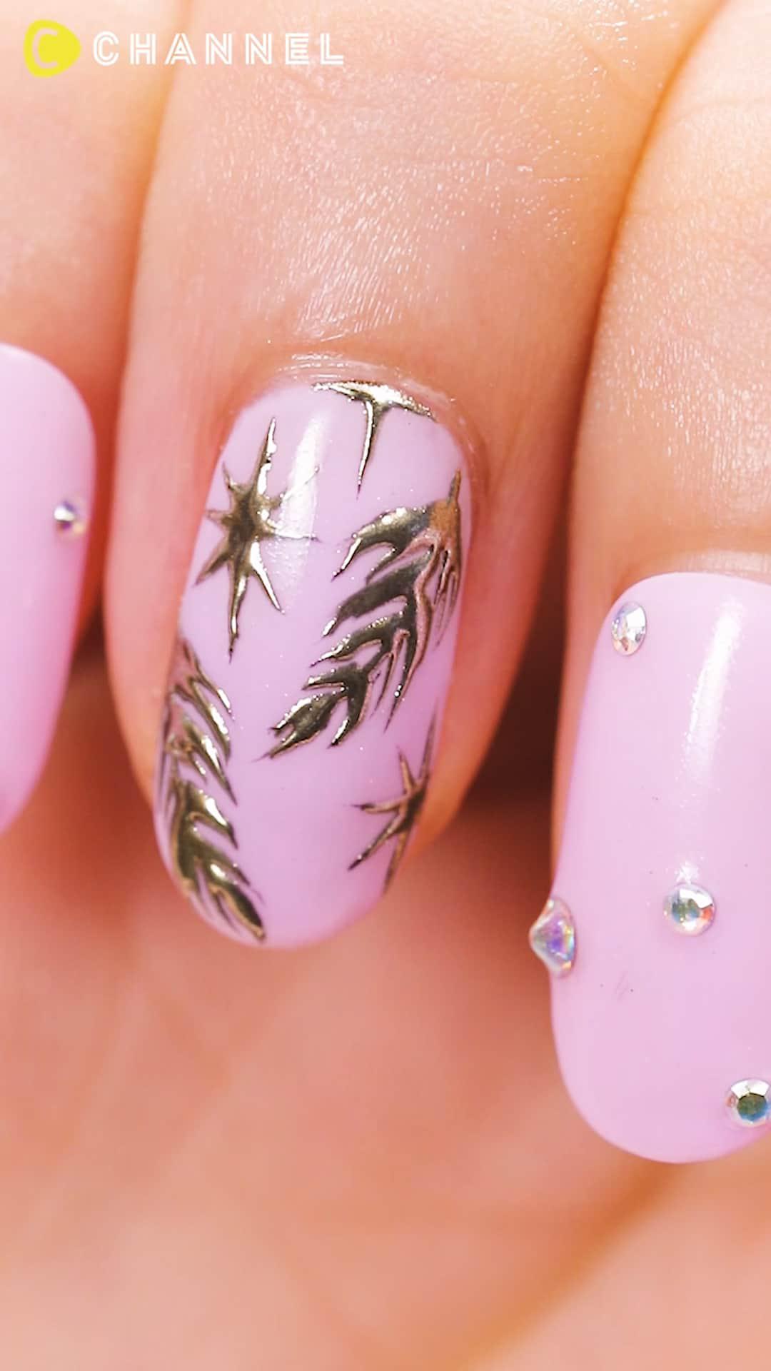 メタリックな質感が新鮮♡今っぽフェザーネイル