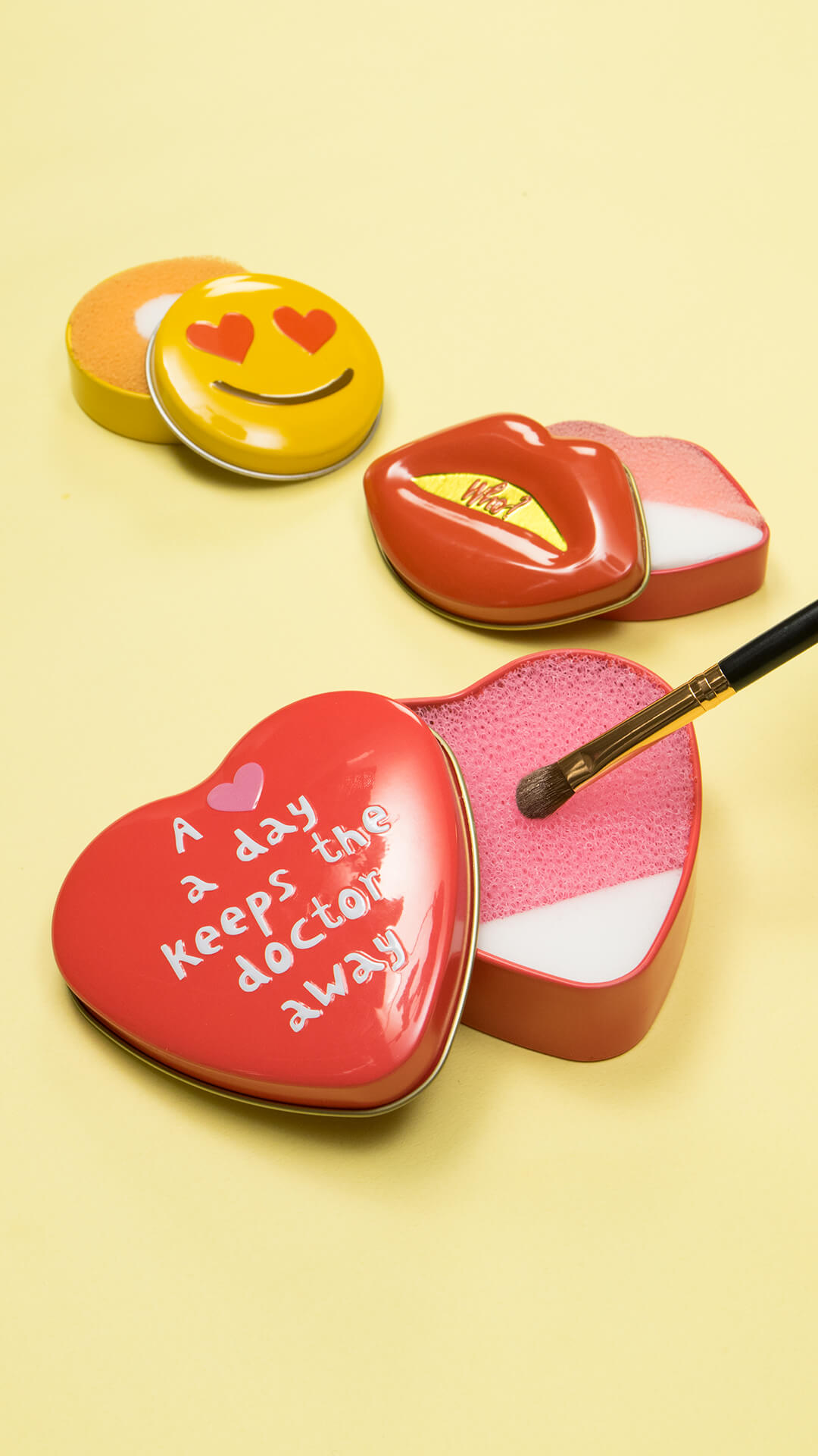 毎日ピカピカ魔法のスポンジ缶♡お水いらずのメイクブラシ洗浄