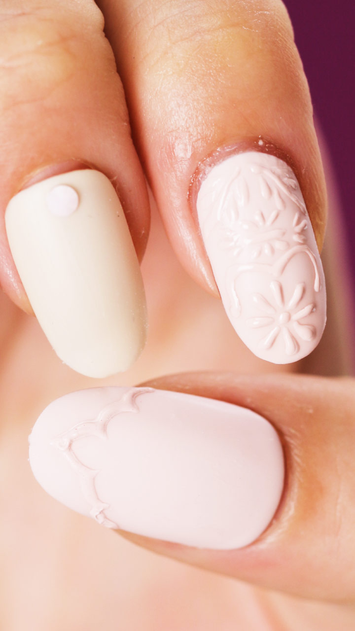 女の子らしさでトキメク♡ピンク刺繍ネイル