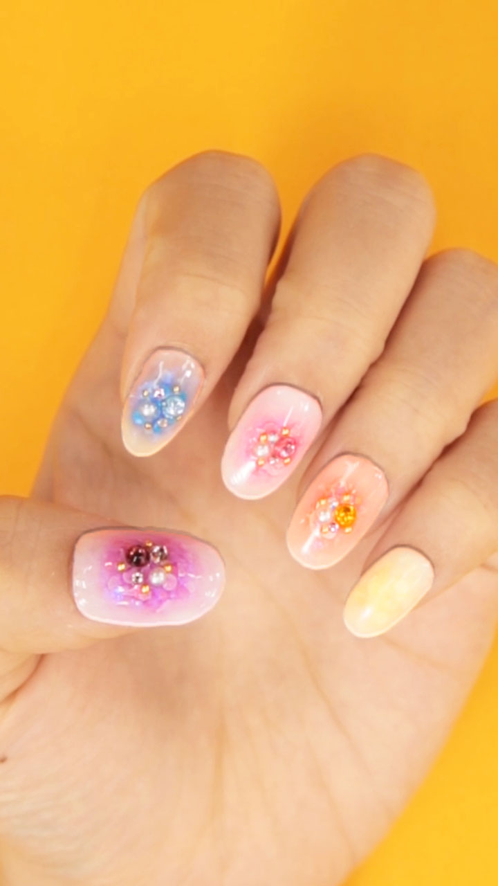 ちゅるんと可愛いチークをのせて♡クリアカラーチークネイル