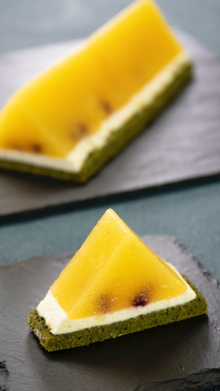 見た目はスイカ中身はパインちぐはぐ常夏ゼリーケーキ