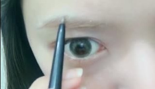 21年イチオシは太アーチ眉 トレンド顔になれる眉の描き方 C Channel 女子向け動画マガジン