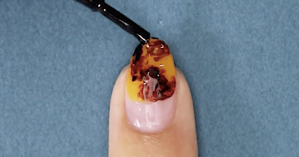 べっ甲ネイルがセルフでできちゃう 指先から始まる大人レディ