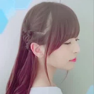 ハーフアップの簡単アレンジ ストレートヘアでも華やかに