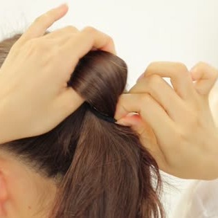 崩れないお団子ヘアのポイントを伝授 きっちりまとめ髪のコツ C