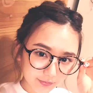 シニヨンに似合う前髪アレンジ 長い前髪をきっちりとめるコツ