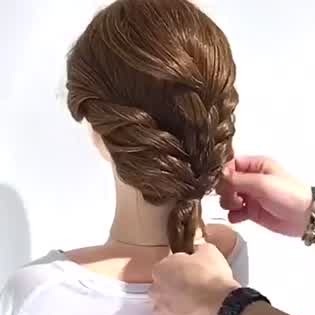 ミディアムヘアでひとつ結び 抜け感ヘアアレンジとやり方特集