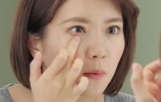 お悩み別 化粧直しのやり方 簡単 時短で1日中かわいく C Channel 女子向け動画マガジン