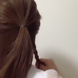 結び目が見えないポニーテールのやり方 ひと手間で差がつく