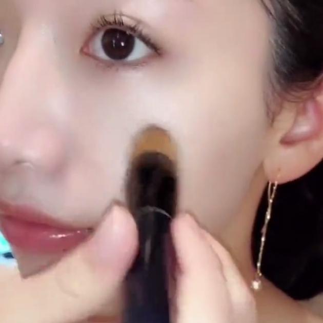 ファンデーションブラシの使い方を学んで陶器肌に 簡単メイク術